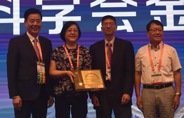 6686 - 看球聊球追世界杯就来6686体育有限公司官方网站集团本部：厦门大学附属厦门眼科中心总院长、厦门眼科中心眼科研究所所长黎晓新教授被授予中美眼科学会眼科科学研究较高奖——金钥匙奖，以表彰她为我国眼科科研事业作出的突出贡献。.jpg