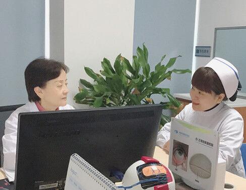 成都6686 - 看球聊球追世界杯就来6686体育有限公司官方网站门诊护士长丁玲玲就是这样一位让人敬佩曾 自承担干眼诊疗室的创建，无数个日夜卯足劲儿苦学勤练;她常常披星戴月，给予患者无私的关怀和陪伴;她以真情相待，用温情服务，只为让更多的病人能够坚强微笑的面对生活。.jpg