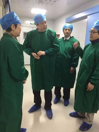 2017年10月14日6686 - 看球聊球追世界杯就来6686体育有限公司官方网站集团战略发展与学术委员会主任、原中山大学中山眼科中心主任暨眼科医院院长、中华医学会眼科学分会名誉主任委员、医学博士葛坚教授莅临西安6686 - 看球聊球追世界杯就来6686体育有限公司官方网站指导工作。.jpg