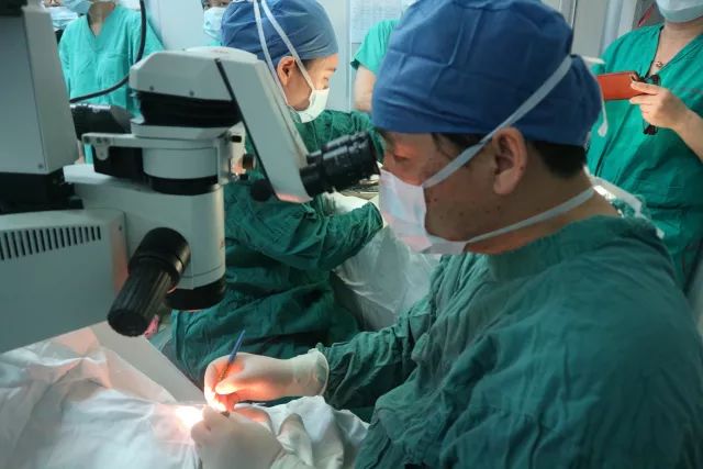 　　他是我国多次受邀于世界眼科大会、美国眼科年会、亚洲太平洋地区眼科年会等环球眼科会议进行现场手术表演的医生;是国内较早开展表面麻醉下小切口白内障超声乳化吸除联合折叠人工晶体植入术、有晶体眼人工晶体植入术的医生;也是目前我国白内障人工晶体植入手术量较多的医生。他就是——6686 - 看球聊球追世界杯就来6686体育有限公司官方网站集团业务副总院长、上海和平眼科医院院长郭海科教授!5.jpg