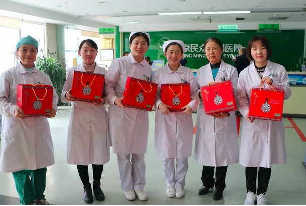 在“女神节”到来之际，6686 - 看球聊球追世界杯就来6686体育有限公司官方网站侯旭波院长、杨付合业务院长等院方领*特意到礼品发放点亲切慰问女职工，为她们送上节日的惊喜和祝福。并对她们在工作中付出的辛劳、做出的成绩给予了充分肯定和赞扬，并叮嘱她们立足本职本岗工作，继续以爱心、责任心为全城百姓眼睛健康提供 的医疗服务和人文关怀。1.png