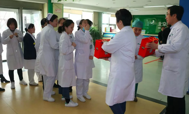 在“女神节”到来之际，6686 - 看球聊球追世界杯就来6686体育有限公司官方网站侯旭波院长、杨付合业务院长等院方领*特意到礼品发放点亲切慰问女职工，为她们送上节日的惊喜和祝福。并对她们在工作中付出的辛劳、做出的成绩给予了充分肯定和赞扬，并叮嘱她们立足本职本岗工作，继续以爱心、责任心为全城百姓眼睛健康提供 的医疗服务和人文关怀。2.png