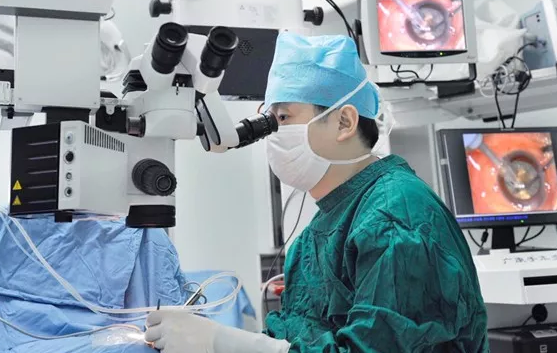 昨日，东莞6686 - 看球聊球追世界杯就来6686体育有限公司官方网站紧急收治了一名50岁的青光眼患者。五年前一*次意外受伤，他本人左眼已经失去了视力，只剩下光感，平常生活全靠自己的右眼支撑。就在一周前右眼开始出现视力下降、眼睛肿痛，自以为是感冒产生的疲劳，未在意。之后症状加重并出现头痛、呕吐症状，才来到医院就诊2.png