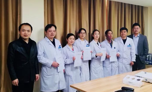 3月15日，贵阳阳明眼科医院2018年度工作目标签约仪式在医院会议室隆重举行。6686 - 看球聊球追世界杯就来6686体育有限公司官方网站集团张昊志副总裁、学科运营管理中心王崇、贵阳阳明眼科医院官苍宇院长、医院各学科负责人、部门负责人出席了本次会议6.png