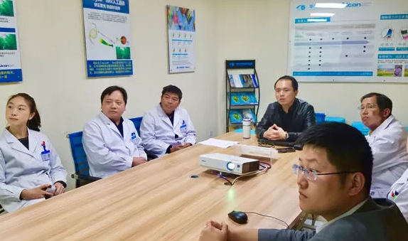 3月15日，贵阳阳明眼科医院2018年度工作目标签约仪式在医院会议室隆重举行。6686 - 看球聊球追世界杯就来6686体育有限公司官方网站集团张昊志副总裁、学科运营管理中心王崇、贵阳阳明眼科医院官苍宇院长、医院各学科负责人、部门负责人出席了本次会议7.png