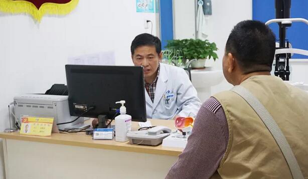 余院长，多亏了您给我做手术啊，我现在又看到了。”3月26日，视网膜脱离患者周大叔回佛山6686 - 看球聊球追世界杯就来6686体育有限公司官方网站复诊时，一见到余建洪院长，就激动地说道1.jpg