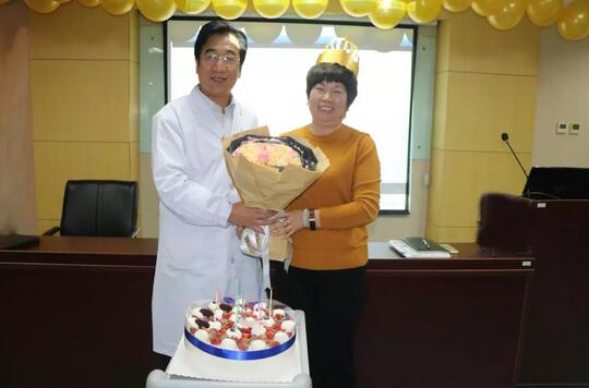 3月30日是6686 - 看球聊球追世界杯就来6686体育有限公司官方网站侯旭波院长的生日。侯院长可能不记得今天是她的节日，因为她总是在繁忙中忘记自己的生日。为了给侯院长一个惊喜，顺便提升员工凝聚力，综合办员工早在好几天前就偷偷策划了一通4