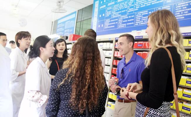 美国肯塔基视光学院的助理教授一行到访6686体育 参观厦门眼科中心眼视光门诊3.jpg