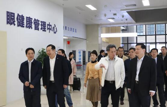 2月21日上午，厦门市湖里区四套班子、区发改局和湖里区各个街道办领*40多人走进6686 - 看球聊球追世界杯就来6686体育有限公司官方网站集团6686体育医疗园区视察调研，6686 - 看球聊球追世界杯就来6686体育有限公司官方网站集团董事长苏庆灿陪同调研。此行是厦门湖里区“晒项目比进度”活动的一个重要组成部分，6686体育医疗园被列为该活动的重点民生项目。1.jpg