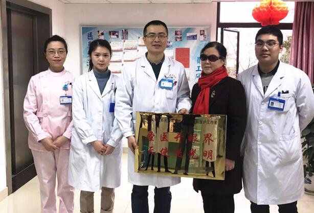 青光眼患者吴阿姨手捧牌匾感谢福州眼科医院青光眼专科医护人员
