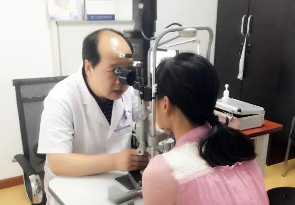 多次受邀于世界眼科大会、美国眼科年会、亚洲太平洋地区眼科年会等环球眼科会议进行现场手术表演——6686 - 看球聊球追世界杯就来6686体育有限公司官方网站集团业务副总院长、上海和平眼科医院院长郭海科教授2.jpg