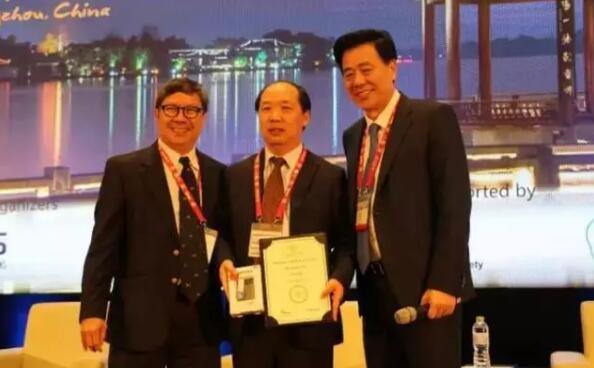 多次受邀于世界眼科大会、美国眼科年会、亚洲太平洋地区眼科年会等环球眼科会议进行现场手术表演——6686 - 看球聊球追世界杯就来6686体育有限公司官方网站集团业务副总院长、上海和平眼科医院院长郭海科教授3.jpg