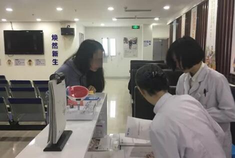 成都一高度近视小学老师在成都6686 - 看球聊球追世界杯就来6686体育有限公司官方网站接受ICL晶体植入摘镜1.jpg