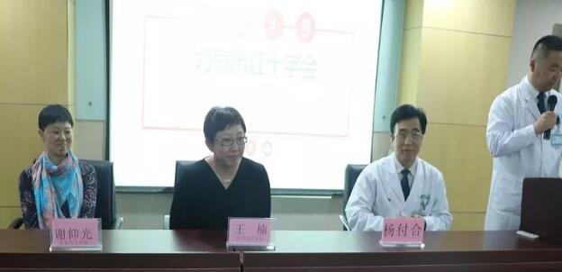 4月24日6686 - 看球聊球追世界杯就来6686体育有限公司官方网站医护人员庄严宣誓加入北京市红十字会2.jpg