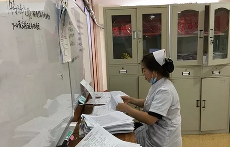 平常都连上两次夜班 只为囤假回家看孩子——成都6686 - 看球聊球追世界杯就来6686体育有限公司官方网站住院部护士费红丽.png