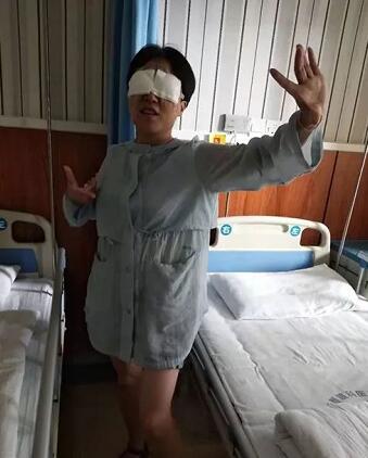 甘肃高度近视女士请假一个月来成都6686 - 看球聊球追世界杯就来6686体育有限公司官方网站接受ICL手术并锦旗感谢医生2.jpg