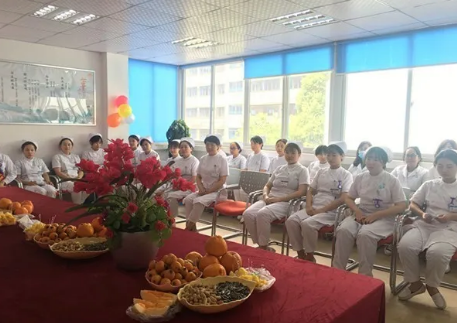 为了加强院内感控管理，使护理人员更加贴近患者，更利于护士自在的工作， 5月11日下午3点，成都6686 - 看球聊球追世界杯就来6686体育有限公司官方网站全体护理人员齐聚会议室举行了脱帽仪式。2.png