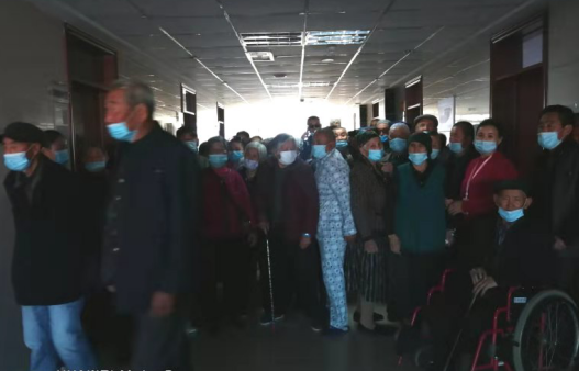 10月14日，宜昌市归国华侨联合会和宜昌6686 - 看球聊球追世界杯就来6686体育有限公司官方网站共同发起的“侨爱心光明行”大型义诊活动正式启动。9名家护组团赴新疆温泉县义诊。宜昌市市委常委、统战部部长王均成出席活动并为医疗队授旗。6.png