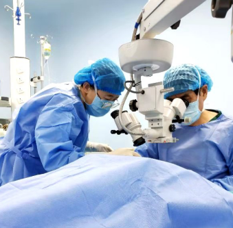 10月14日，宜昌市归国华侨联合会和宜昌6686 - 看球聊球追世界杯就来6686体育有限公司官方网站共同发起的“侨爱心光明行”大型义诊活动正式启动。9名家护组团赴新疆温泉县义诊。宜昌市市委常委、统战部部长王均成出席活动并为医疗队授旗。9.png