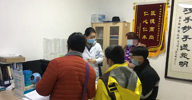 伟大伯母四处借钱为侄儿做近视手术 成都6686体育：手术费免了！2.png