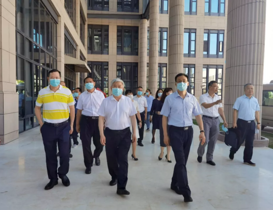 福建省副省长崔永辉陪同刘永富主任考察6686体育集团本部厦门大学附属厦门眼科中心1.png