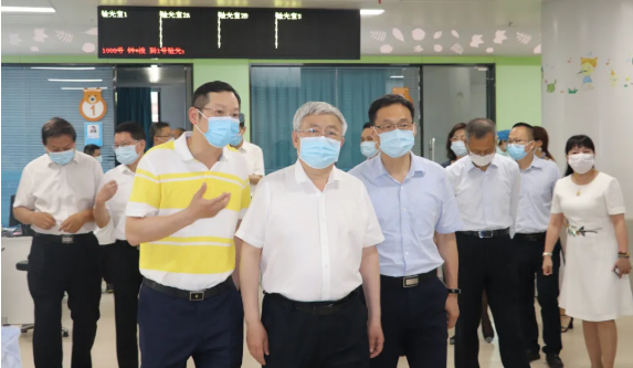 福建省副省长崔永辉陪同刘永富主任考察6686体育集团本部厦门大学附属厦门眼科中心2.png