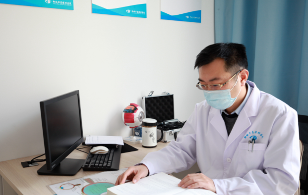 医生·医声——聊城6686 - 看球聊球追世界杯就来6686体育有限公司官方网站业务院长张强：对峙“视力小偷”的孤勇者，致盲眼病患者的知心人